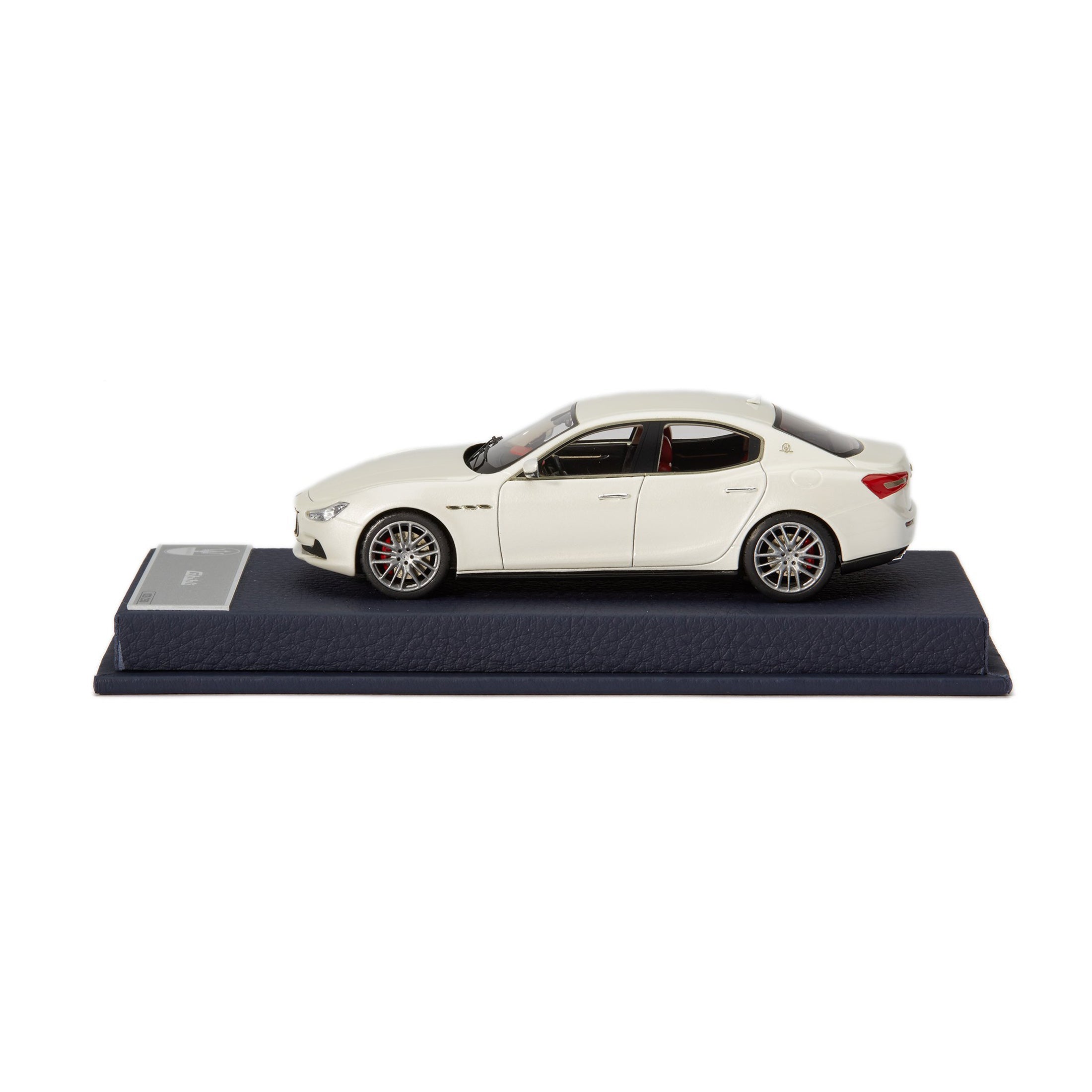 Maserati Ghibli ホワイト 1/43 ミニカー Amazon.com: COBI Maserati Collection Maserati Ghibli Hybrid