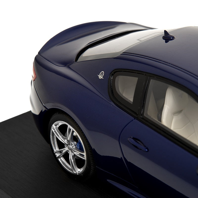 Minichamps 1:43 Maserati Ghibli Spider year 1969 blue